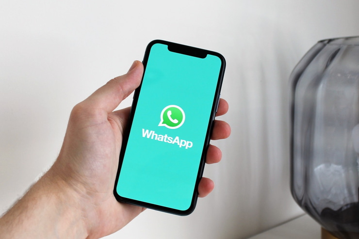 Il logo di Whatsapp su un cellulare - Foto Pixabay - Emmepresse.com