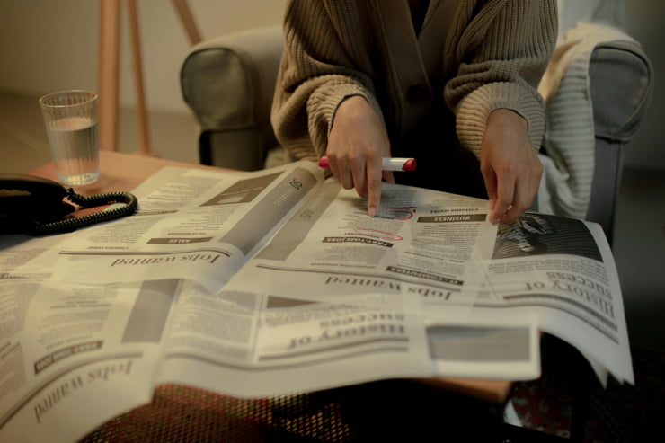 Un disoccupato controlla gli annunci di lavoro su un giornale - Foto Pexels - Emmepresse.com
