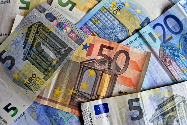 Un paio di banconote - Foto Pixabay - Emmepresse.com