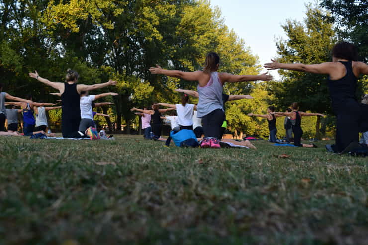 Una lezione di yoga all'aperto - Foto Pexels - Emmepresse.com