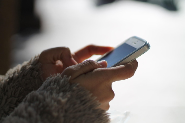Una ragazza controlla il proprio cellulare - Foto Pixabay - Emmepresse.com