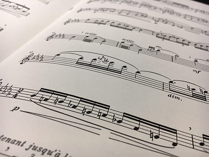 “Ci Vediamo Lunedì”: Il Nuovo Singolo di Andrea Crimi e Laura Bono, Tratto dall’Opera di Simone Di Matteo