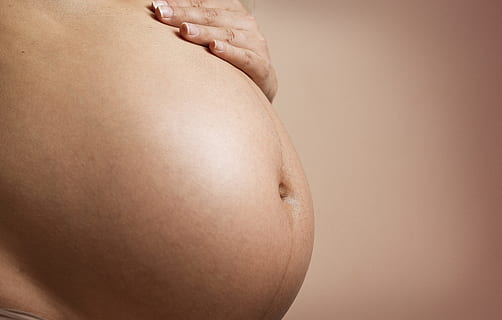 Una ventenne, un’esperienza inaspettata: la maternità secondo Giada Sundas