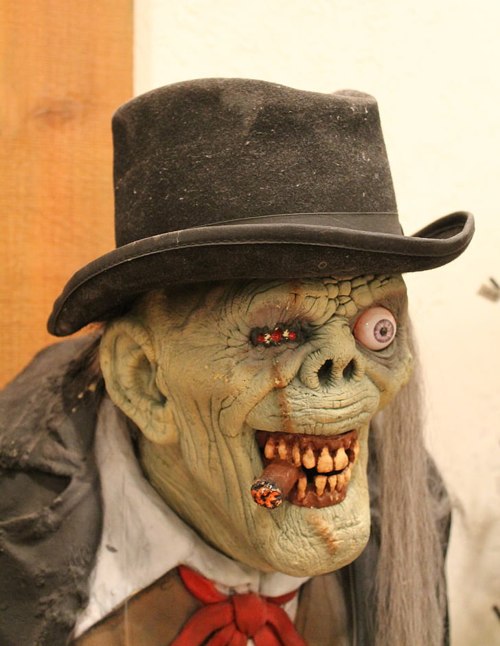 La star di YouTube Lucilla infiamma MagicLand con un Halloween da paura