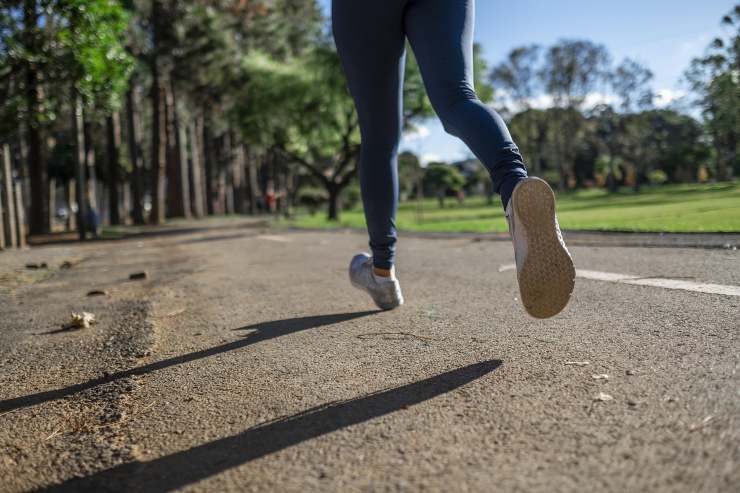 Ragazza che corre