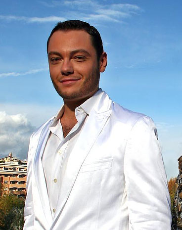 Il viaggio straordinario di Tiziano Ferro: da esordi promettenti a successo planetario