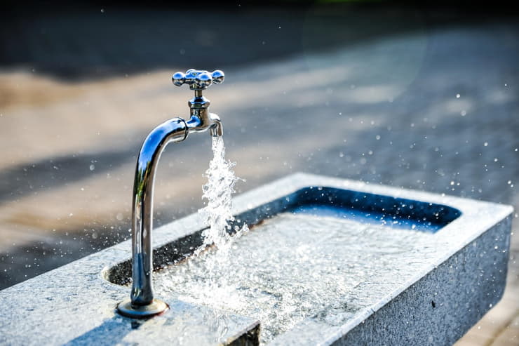 L'acqua sgorga da una fontana pubblica - Foto Pixabay - Emmepress.com
