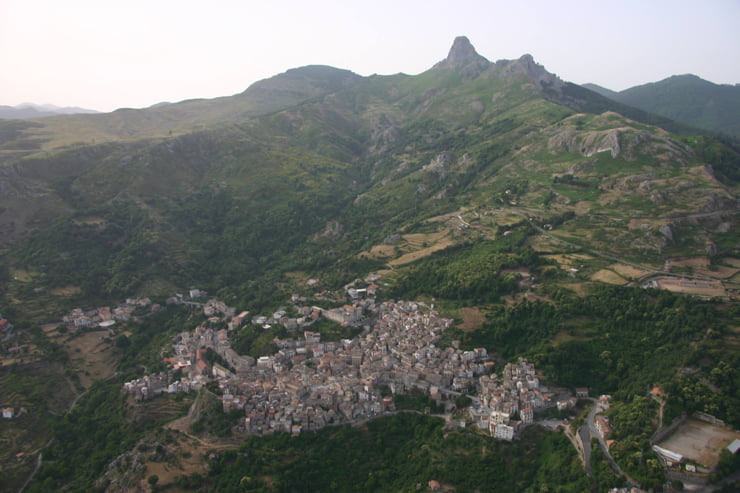 Novara di Sicilia dall'alto - Foto dalla pagina Facebook del borgo - Emmepress.com