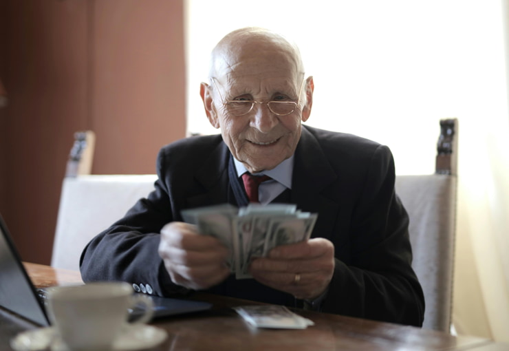 Un pensionato conta del denaro - Foto Pexels - Emmepress.com