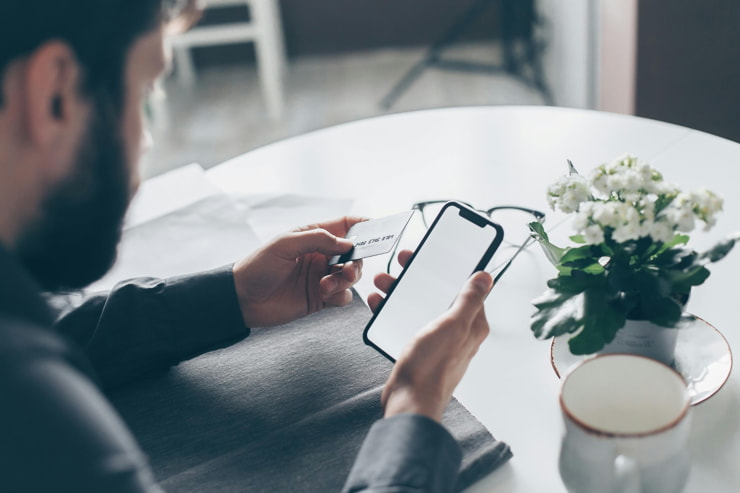 Un ragazzo al telefono con la carta di credito - Foto Pexels - Emmepress.com