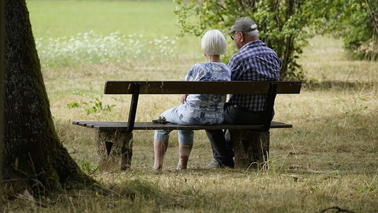 Due pensionati su una panchina - Foto Pixabay - Emmepresse.com