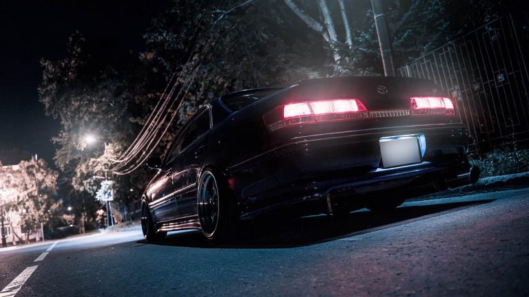 I fari accesi di un auto - Foto Pixabay - Emmepresse.com