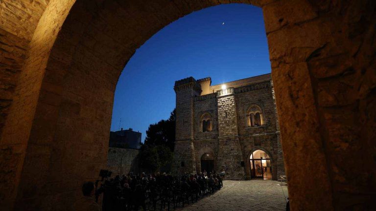 Il BORGO DEGLI ARCHI DI VITE, sembra di entrare in un quadro di Caravaggio | È il luogo più bello della penisola