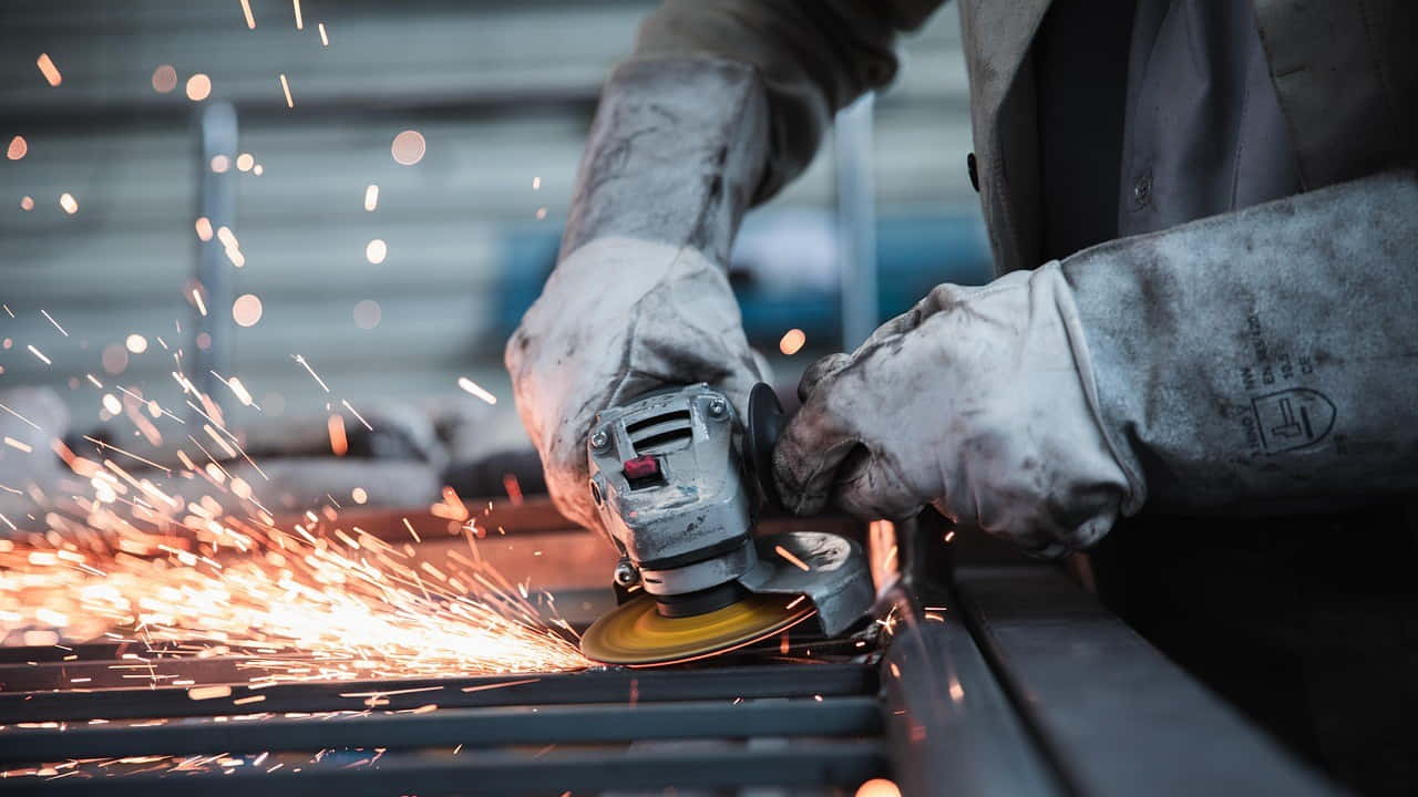 Un lavoratore in fabbrica - Foto Pixabay - Emmepresse.com
