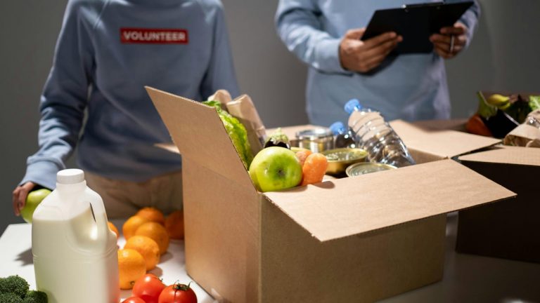 Un pacco alimentare della Caritas - Foto Pexels - Emmepresse.com