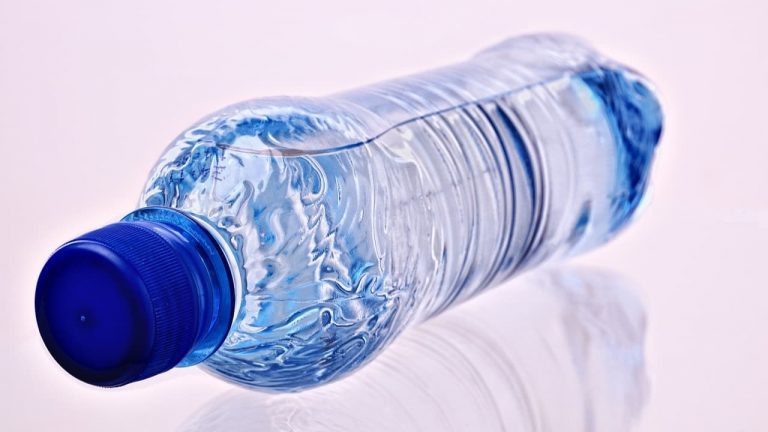 Una bottiglia di acqua - Foto Pixabay - Emmepresse.com