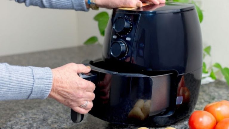 Una friggitrice ad aria - Frame YouTube - Emmepress.com