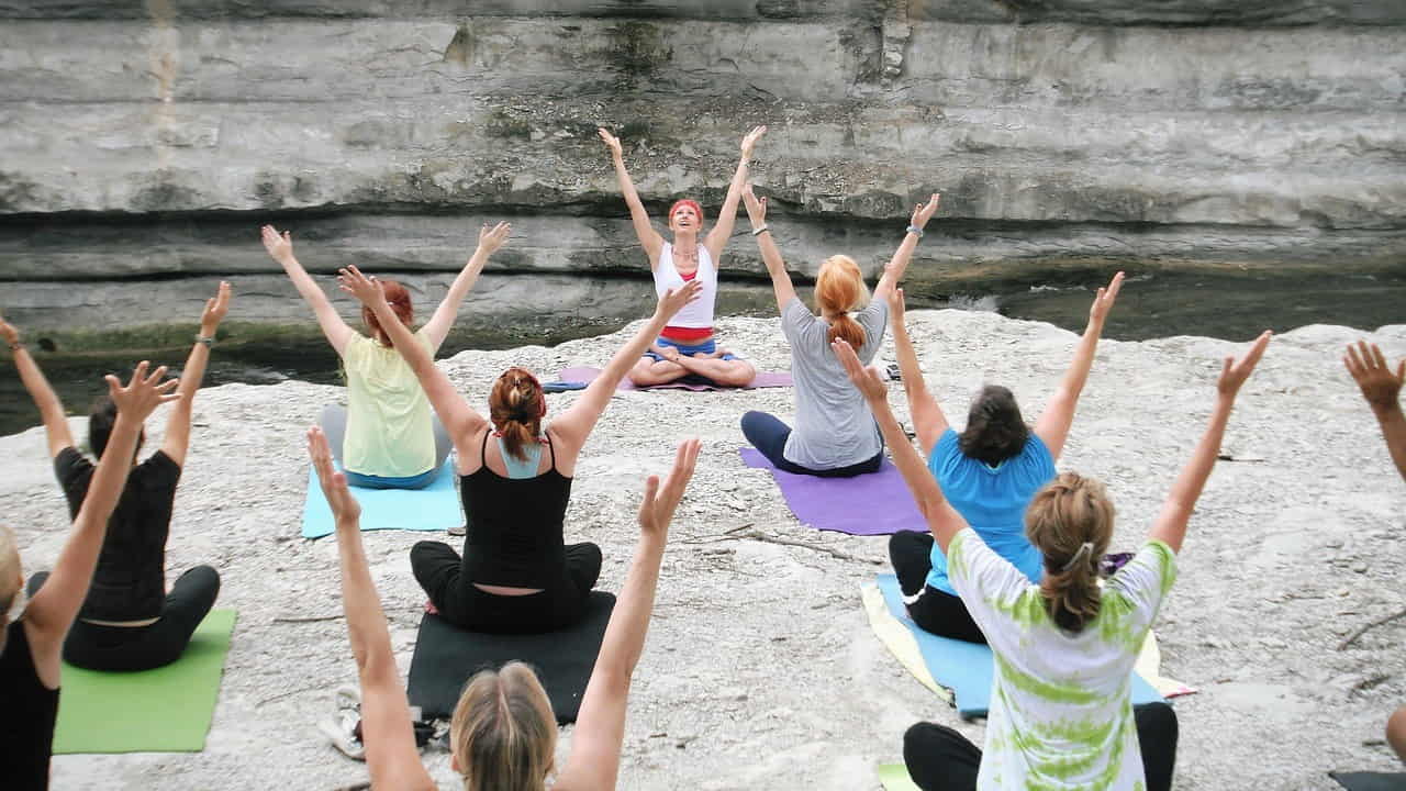 Una lezione di yoga - Foto Pixabay - Emmepresse.com