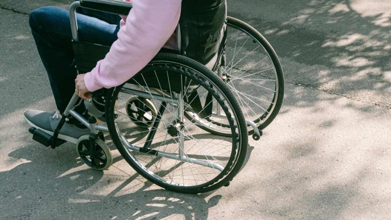 Una persona in sedia a rotelle - Foto Pexels - Emmepresse.com