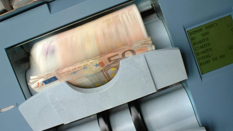 Una somma di denaro prelevata al bancomat - Foto Pexels - Emmepress.com