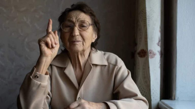 anziana-signora-che-parla-depositphotos-piemontetopnews.it