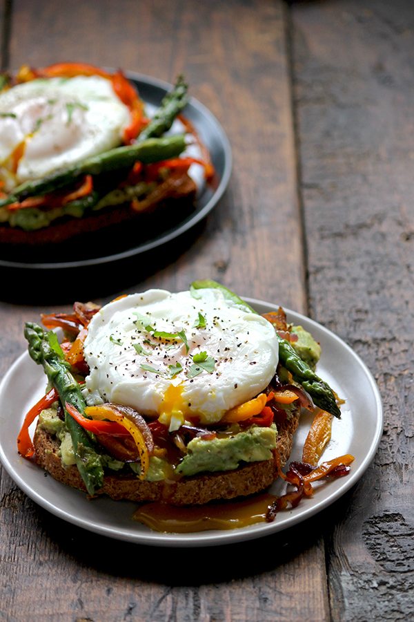 Toast all’avocado con tofu al curry, semi di zucca e erba cipollina: ricetta vegana