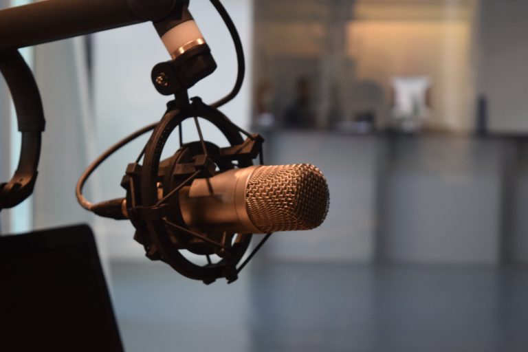 Addio a Maurizio Costanzo: un fiume di affetto romano per un’icona della televisione | VIDEO De Filippi e Meloni