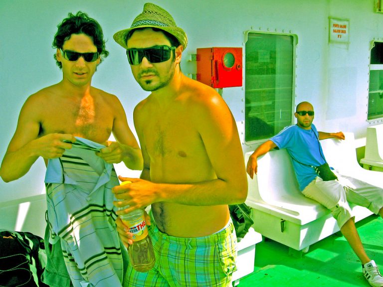 Vacanze stellari e schermi spenti: un’estate di silenzio mediatico?