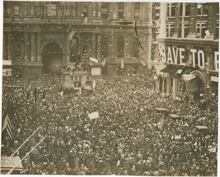 Il gran finale di Celebration: Rai1 potrà risollevare gli ascolti? | Sabato 4 Novembre

L’attesa è finita: stasera, sabato 4 novembre alle 21.25, va in onda l’ultima puntata di Celebration su Rai1. Dopo un sabato sera particolarmente difficile per la rete ammiraglia,  la speranza è di chiudere in bellezza con una serata dedicata alle più emozionanti canzoni d’amore. Serena Rossi e Neri Marcorè condurranno l’evento presso l’Auditorium del Foro Italico, presentando un cast stellare di artisti italiani che omaggiano i successi musicali più amati.  Tra gli ospiti, nomi di spicco come Renzo Arbore, Gino Paoli, Raf, Marco Masini e J-Ax, ognuno dei quali proporrà nuove interpretazioni di due celebri hit, rivisitate sia musicalmente che a livello interpretativo. Un viaggio nel tempo scandito dalle note, che intende suscitare emozioni senza tempo.  L’omaggio alla musica italiana sarà arricchito da momenti di intrattenimento comico grazie alla partecipazione di attori e comici.