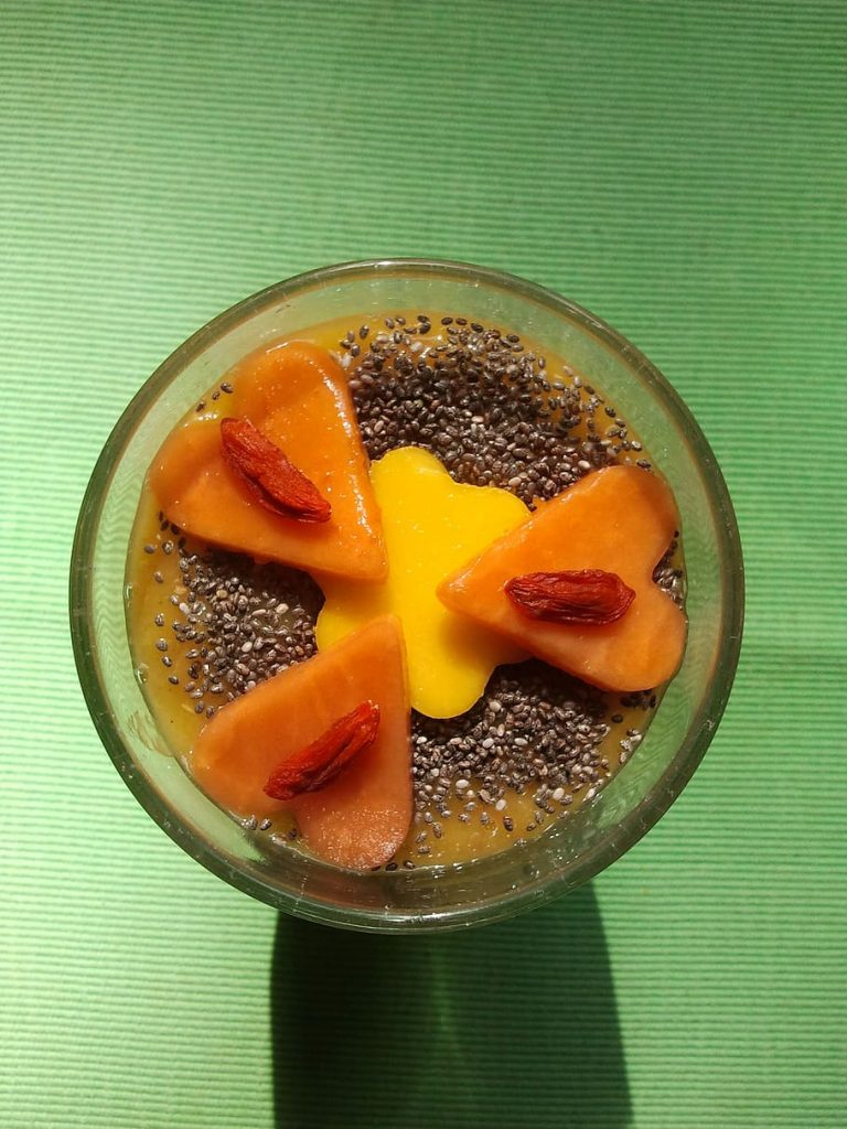 Delizioso dessert vegano: pudding di semi di chia al mango con gelatina di kiwi