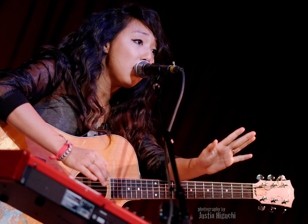 Il successo fulminante di Clara: un debutto discografico promettente e l’atteso tour live | Recensione