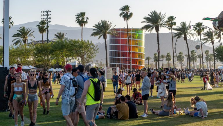 Coachella: L’Influenza Stellare sulla Moda Estiva