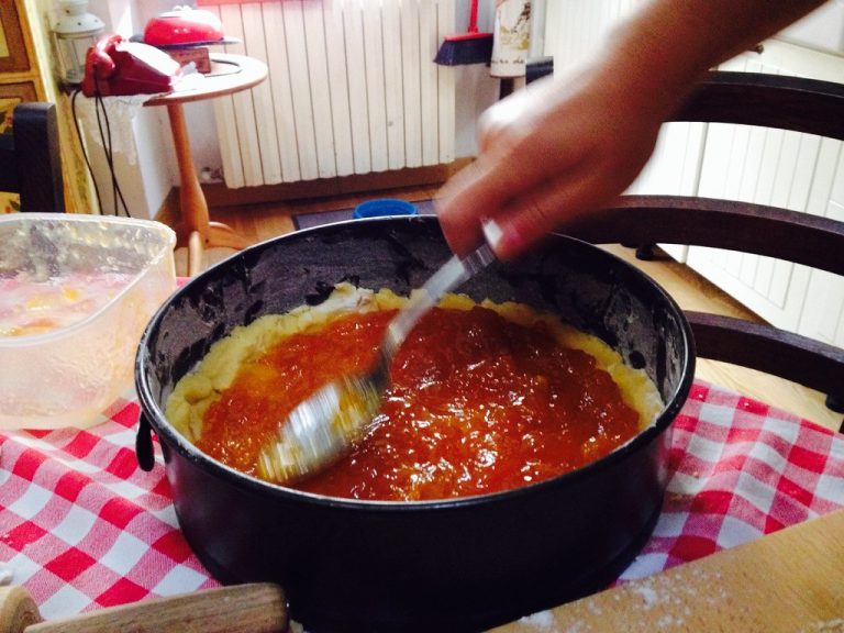 Deliziose Crostatine Vegan con Crema allo Yogurt, Lamponi e Mandorle Croccanti
