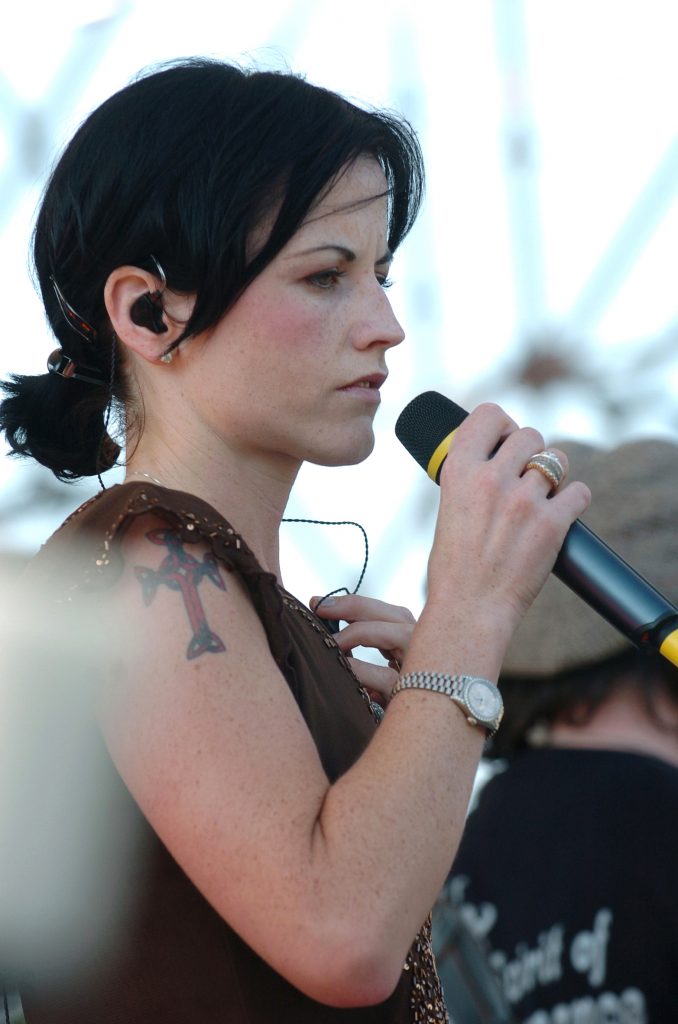 La scomparsa improvvisa di Dolores O’Riordan: un lutto per la musica irlandese