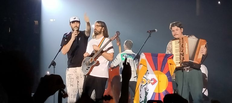 Il successo estivo dei Pinguini Tattici Nucleari: un’ondata di energia positiva