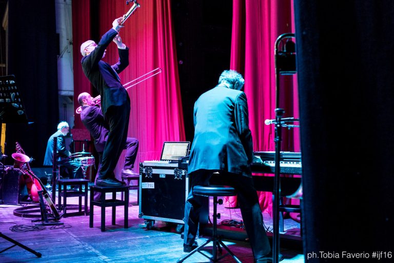 Debutto discografico per Elisa Sapienza: l’EP “Il tempo vola”