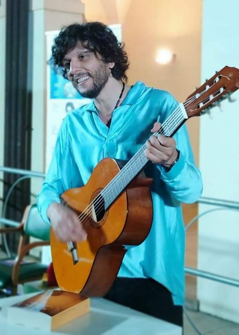 Il cantautore Ermal Meta interrompe il tour per motivi di salute