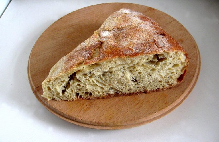 Deliziosa Focaccia Integrale all’Uva e Rosmarino: Ricetta Vegana