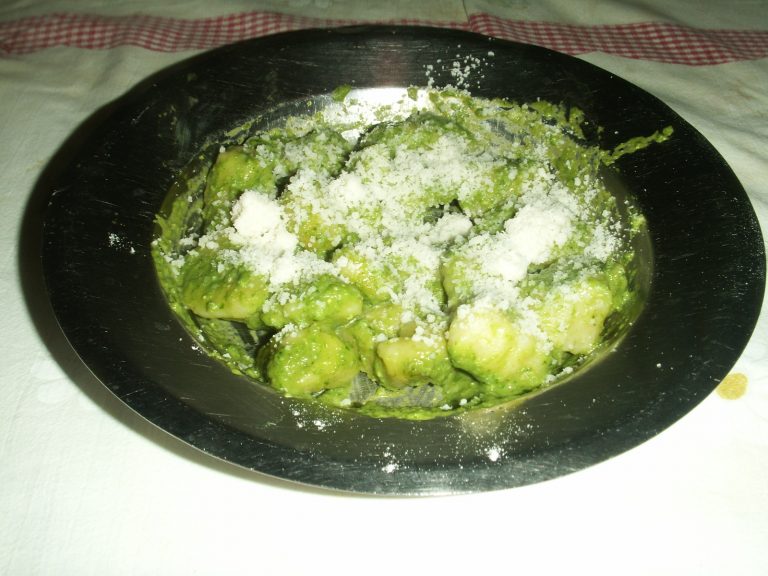 Gnocchi di Patate alla Curcuma e Salvia con Soffice Salsa di Anacardi