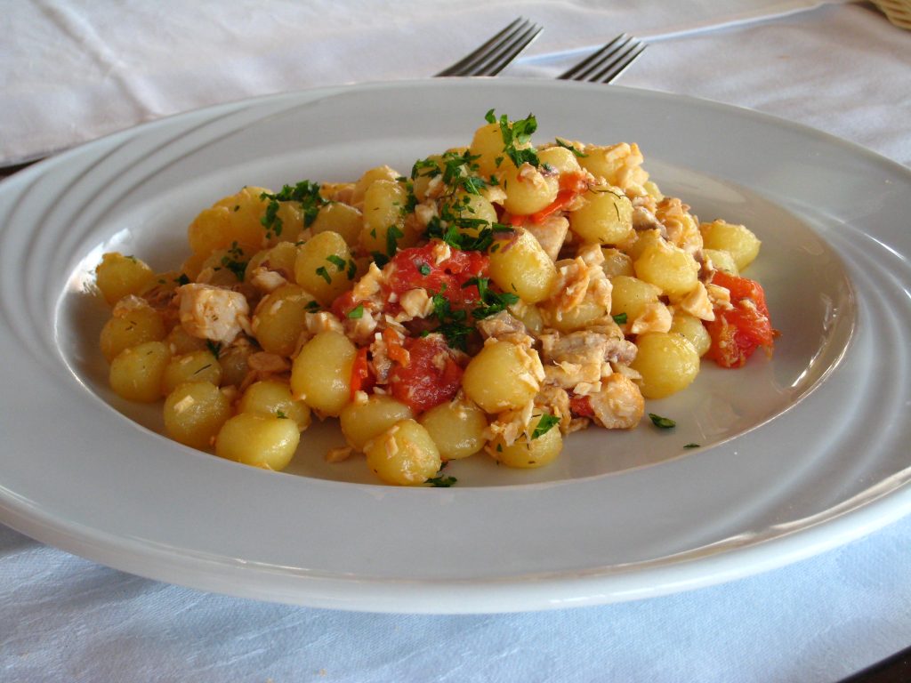 Deliziosi gnocchi di patate al curry con crema di melanzane e pomodorini arrostiti | Ricetta vegana