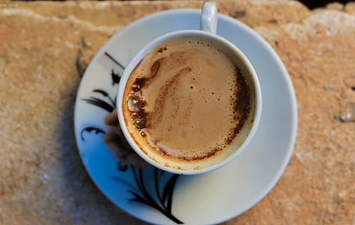 Colazione rinforzante: latte dorato e biscotti allo zenzero per un sistema immunitario tonico