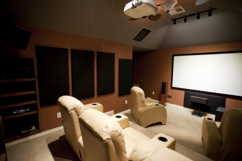 Trasformare il salotto in un cinema domestico: comfort e risparmio energetico