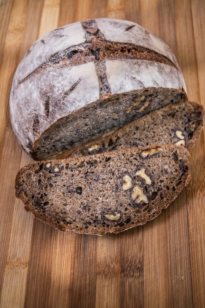 Un Viaggio nel Tempo: Riflessioni su “Il Pane di Ieri” di Enzo Bianchi