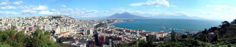Un Viaggio Immaginifico nel Cuore di Napoli: Recensione di “Il Sole Non Bagna Napoli”