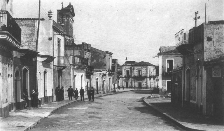 Un viaggio nel tempo: Renzo Arbore, Nino Frassica e Andrea Delogu celebrano “Indietro Tutta”