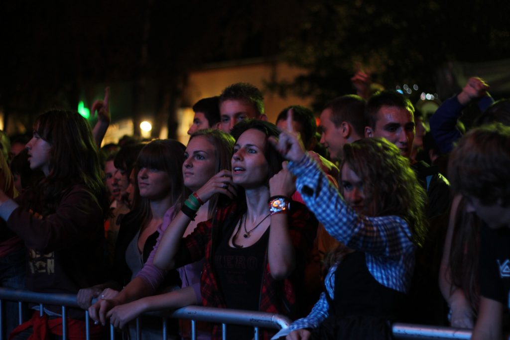 Jova Beach Party a Marina di Cerveteri: Un’esperienza sensoriale indimenticabile