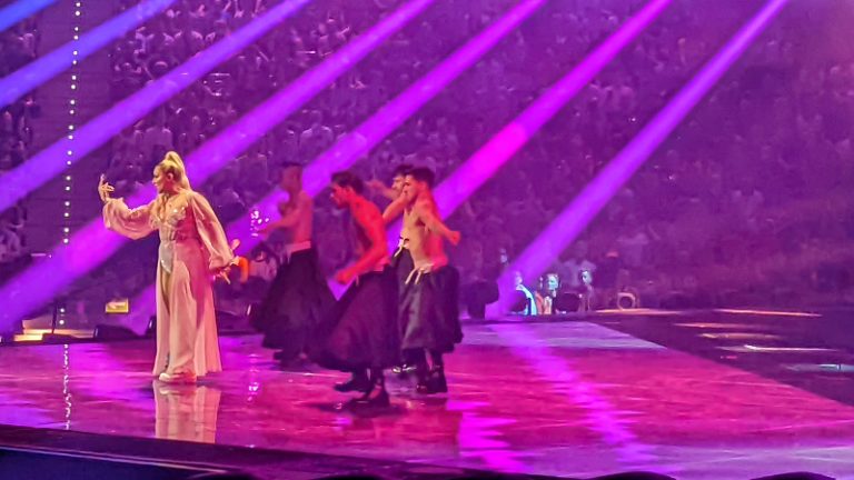 La performance albanese all’Eurovision 2022: un’esplosione di energia firmata Klaudia Pepa