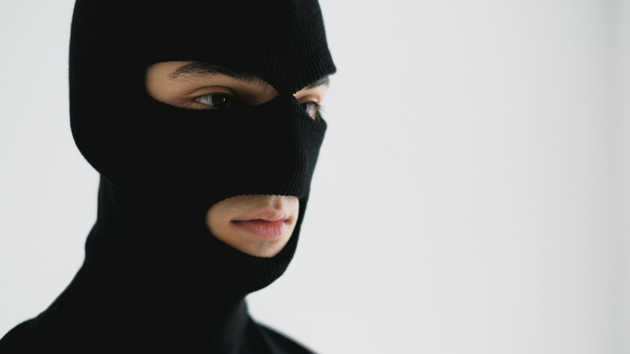 Il trucco della colla che sta facendo sbancare tutti i ladri d’Italia: se te ne accorgi li puoi fregare in anticipo