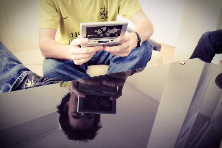 Il comportamento di Lorenzo Spolverato al Grande Fratello: una violazione del regolamento?