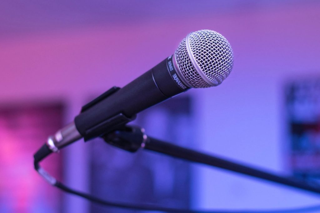 Il cantautore Maldestro presenta il suo nuovo singolo